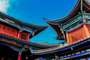 Obraz premium Colorful traditional Chinese temple roofs under blue sky