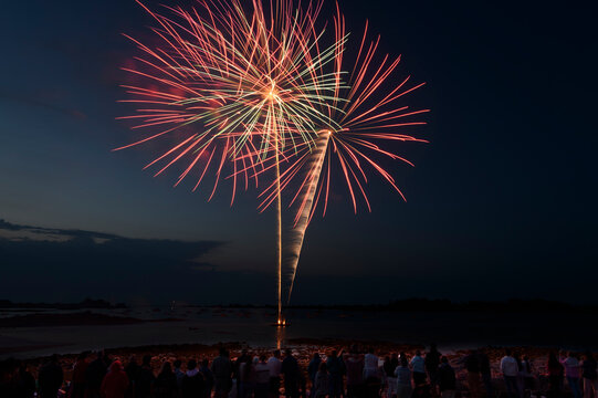 Magnifique feu d'artifice sur la mer en Bretagne