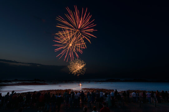 Magnifique feu d'artifice sur la mer en Bretagne