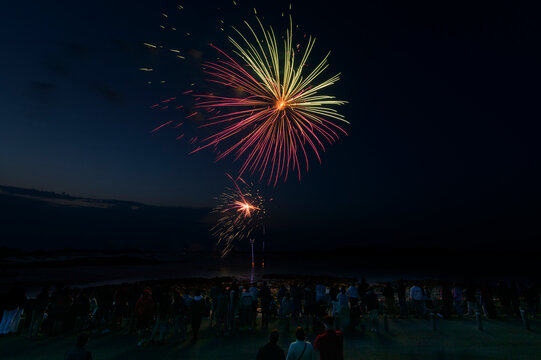 Magnifique feu d'artifice sur la mer en Bretagne