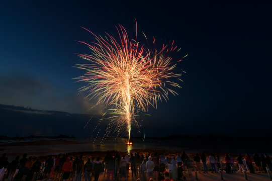 Magnifique feu d'artifice sur la mer en Bretagne