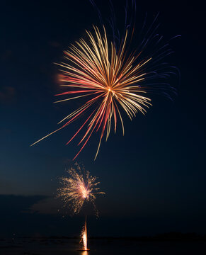 Magnifique feu d'artifice sur la mer en Bretagne
