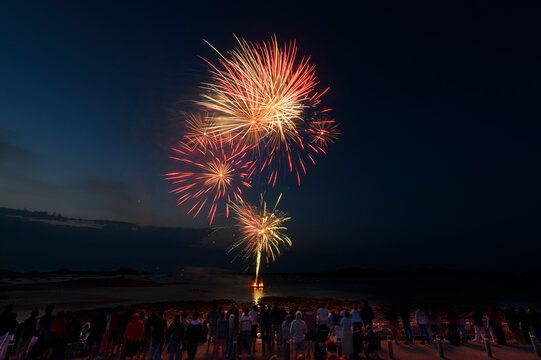 Magnifique feu d'artifice sur la mer en Bretagne