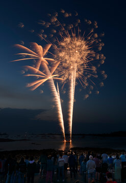 Magnifique feu d'artifice sur la mer en Bretagne