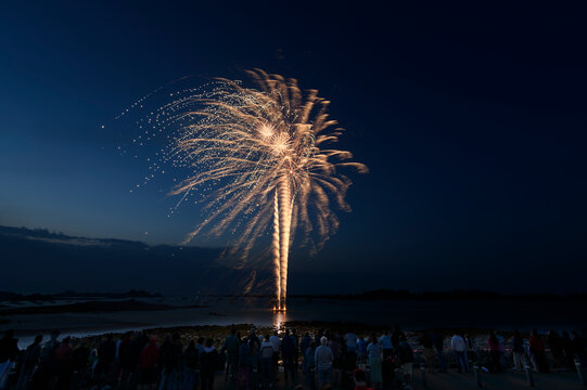 Magnifique feu d'artifice sur la mer en Bretagne