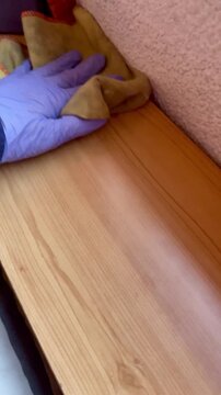 Pasar el polvo limpiar con balleta y gamuza atrapapolvo en mueble de madera casa y guante de l&aacute;tex limpieza kelly mantenimiento en hogar y hotel desempolvar en tarea dom&eacute;stica con trapo de algod&oacute;n 
