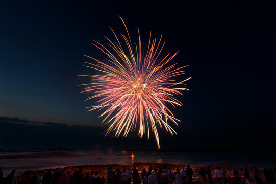 Magnifique feu d'artifice sur la mer en Bretagne
