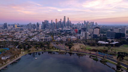 Obraz premium Sunrise view of Yarra river and Melbourne skyscrapers business office building with evening skyline in Victoria, Australia