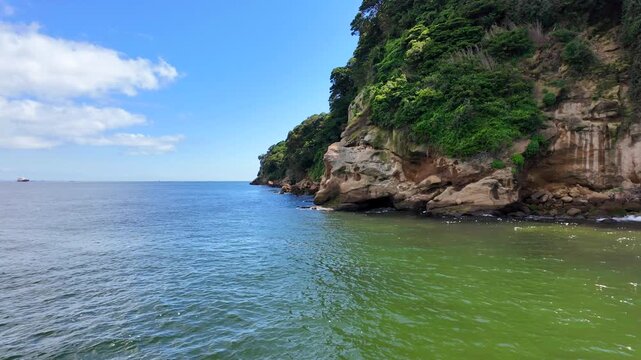 東京湾の海に浮かぶ無人島の猿島