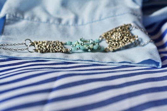 Armkette mit blauen Kleidern