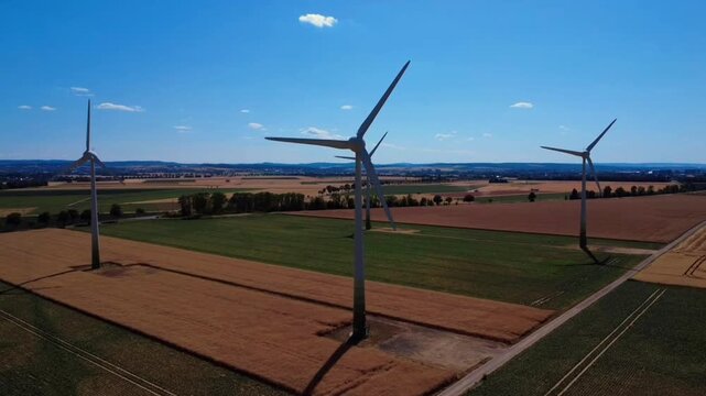 Windkraftanlagen &uuml;ber deutschen Feldern &ndash; Drohnenvideo