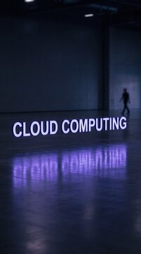 Leuchtender Schriftzug Cloud Computing schwebt in dunkler Ausstellungshalle mit spiegelndem Boden