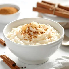 Creamy rice pudding in a white bowl, sprinkled with cinnamon (1) © Ajinomoto