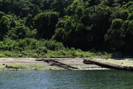 廃港と船台レールの風景（日本宮城県・旧鮫ヶ浦漁港）
