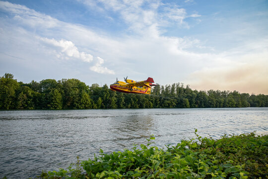 View of the Canadair water bombers scooping water from the Seine during the fires in the Fontainebleau forest