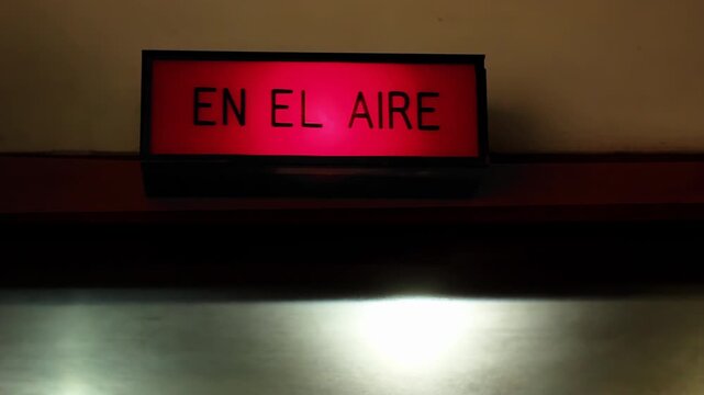 Professional Radio Studio On Air Warning Light - Spanish Language Sign - 4K