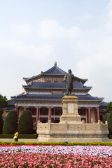 Fototapeta premium Sun Yat-sen Statue and Traditional Chinese Architecture Architecture at Memorial Plaza, Guangzhou, China