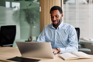 Obraz premium Portrait of a young businessman or a young entrepreneur or a student young woman working on tablet or laptop computer working in office
