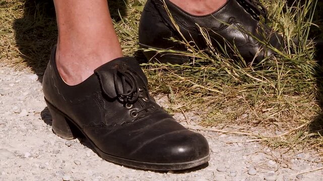 Traditionelle Haferlschuhe auf einem Kiesweg in Bayern