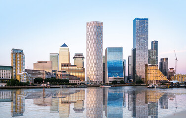 Fototapeta premium Canary Wharf view at sunset with beautiful reflection in Thames water. UK 2026