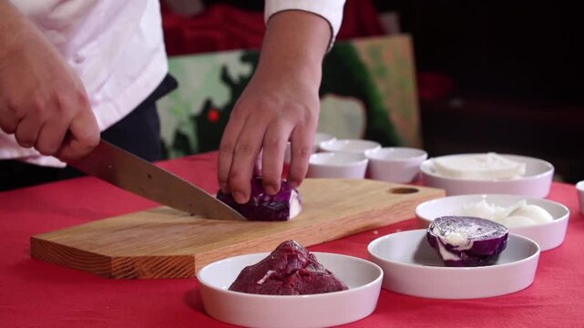 Red cabbage cabbage slicing knife hand wooden chopping board kitchen cooking vegetable food ingredient 적양배추 양배추 적채 칼 칼질 손 도마 주방 요리 채소 야채 식재료 음식 한식 썰기 다지기