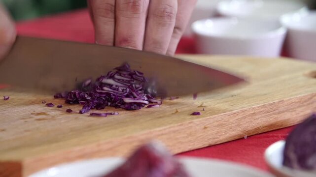Red cabbage cabbage slicing knife hand wooden chopping board kitchen cooking vegetable food ingredient 적양배추 양배추 적채 칼 칼질 손 도마 주방 요리 채소 야채 식재료 음식 한식 썰기 다지기