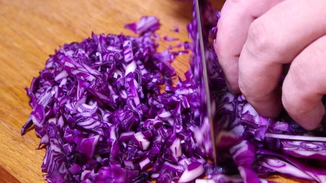 Red cabbage cabbage slicing knife hand wooden chopping board kitchen cooking vegetable food ingredient 적양배추 양배추 적채 칼 칼질 손 도마 주방 요리 채소 야채 식재료 음식 한식 썰기 다지기