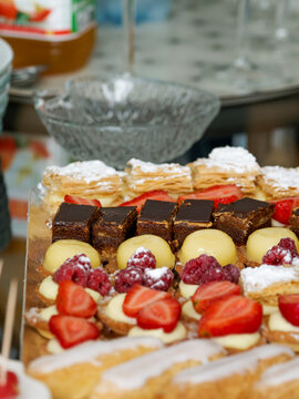 Assortiment de p&acirc;tisseries fran&ccedil;aises et mignardises sucr&eacute;es servi lors d&rsquo;un vin d&rsquo;honneur ou d&rsquo;une r&eacute;ception de mariage, pr&eacute;sent&eacute; sur un plateau