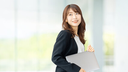 ノートパソコンを持つ女性・ビジネスウーマン, Businesswoman Holding a Laptop Computer © Trickster*
