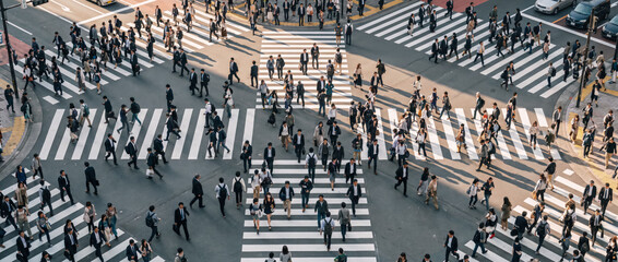 Obraz premium Crowded intersection with people crossing a crosswalk