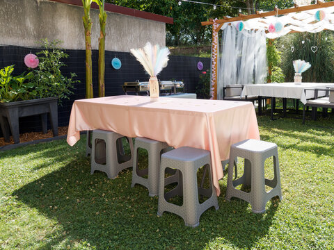 Tables d&eacute;cor&eacute;es pour une r&eacute;ception de mariage en ext&eacute;rieur dans un jardin avec d&eacute;coration boh&egrave;me et ambiance pastel