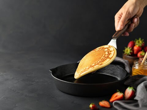 Momentos en la cocina al preparar tortitas en una sart&eacute;n de hierro fundido