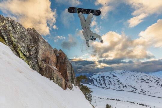 Spectacular snowboarding trick in the Pyrenees