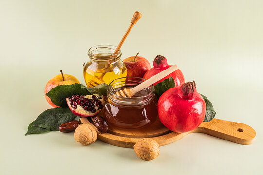 Traditional Rosh Hashanah symbols and kosher foods