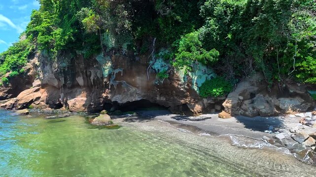 無人島の猿島で撮影した透明な海