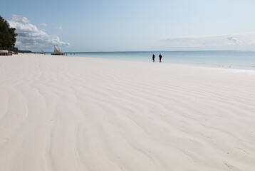 Biała piaszczysta plaża na Zanzibarze w promieniach wschodzącego słońca © kubikactive