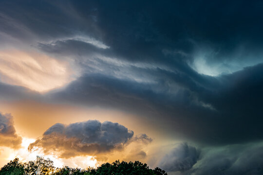 Aufziehendes Gewitter in den Abendstunden