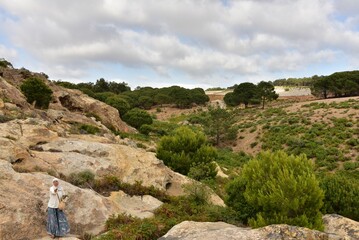 Obraz premium Ciel devenant nuageux au dessus d'un paysage semi-aride et rocailleux à Hjar Hennahal au sud de Tanger au Maroc 