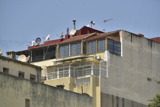 V&eacute;randas bricol&eacute;es aux derniers &eacute;tages d'un immeuble &agrave; appartements &agrave; Tanger au Maroc 