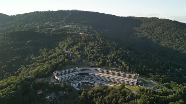 Szczyrk - Polska
Najwyższy szczyt Beskidy Śląskiego Skrzyczne 1257 m n.p.m. oraz najdłuższy hotel w Europie nagrany dronem. G&oacute;skie widoki, hotel, dolina, nadajnik na szczycie