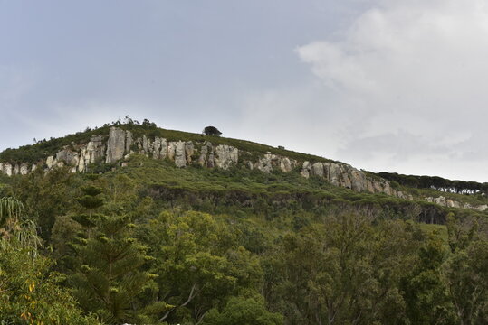 Sommet d'une montagne bois&eacute;e le long du littoral au cap Spartel &agrave; Tanger au Maroc 
