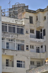 Obraz premium L'architecture traditionnelle vieillotte et défraîchie au centre historique de Tanger au Maroc 