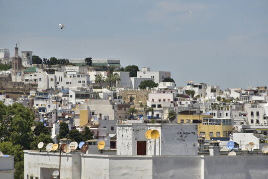 Architecture traditionnelle et archa&iuml;que de divers b&acirc;timents sur une colline &agrave; Tanger au Maroc 