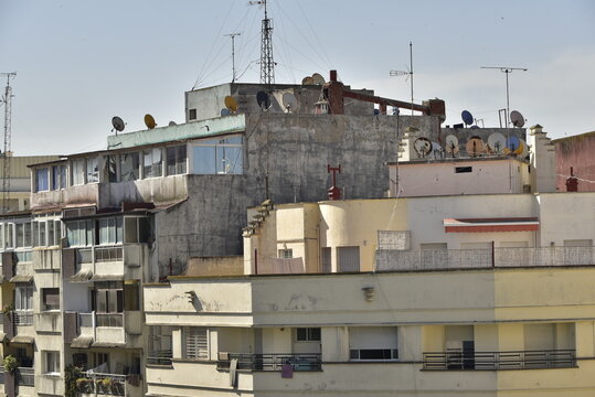 Toits des immeubles de diff&eacute;rentes &eacute;poques &agrave; Tanger au Maroc 