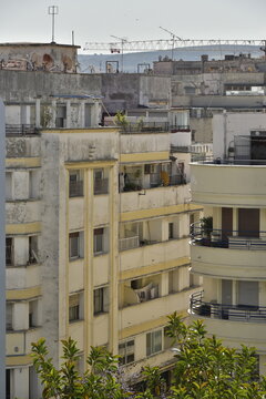 Toits des immeubles de diff&eacute;rentes &eacute;poques &agrave; Tanger au Maroc 
