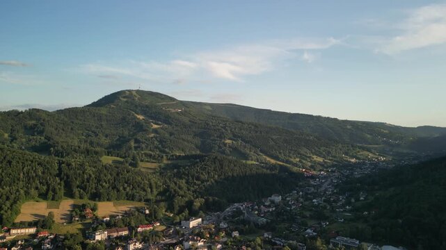 Szczyrk - Polska
Najwyższy szczyt Beskidy Śląskiego Skrzyczne 1257 m n.p.m. oraz najdłuższy hotel w Europie nagrany dronem. G&oacute;skie widoki, hotel, dolina, nadajnik na szczycie