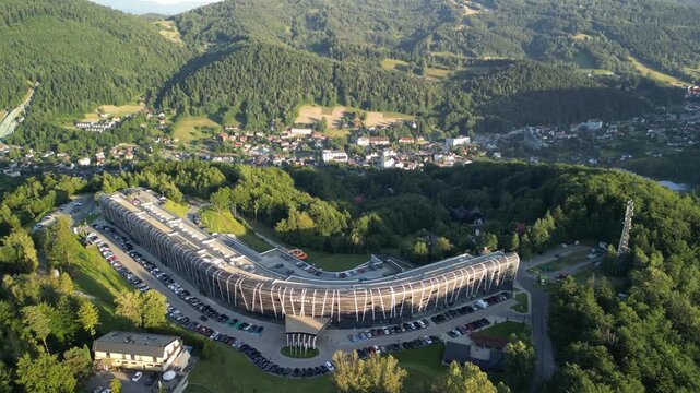 Szczyrk - Polska
Najwyższy szczyt Beskidy Śląskiego Skrzyczne 1257 m n.p.m. oraz najdłuższy hotel w Europie nagrany dronem. G&oacute;skie widoki, hotel, dolina, nadajnik na szczycie
