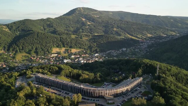Szczyrk - Polska
Najwyższy szczyt Beskidy Śląskiego Skrzyczne 1257 m n.p.m. oraz najdłuższy hotel w Europie nagrany dronem. G&oacute;skie widoki, hotel, dolina, nadajnik na szczycie