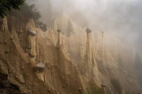 Die Erdpyramiden Piramidi di Plata von Percha (Perca) in S&uuml;dtirol sind au&szlig;ergew&ouml;hnliche geologische Formationen aus lehmhaltigen Sedimenten, die durch nat&uuml;rliche Erosion entstanden sind. 