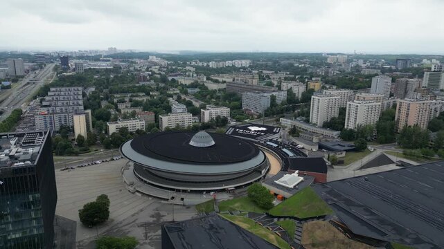 Katowice - Polska 
Centrum miasta, wierzowce, ulice nagrane dronem z powietrza w wysokiej jakości. Drapacze chmur, spodek, centrum miasta, wysoka zabudowa